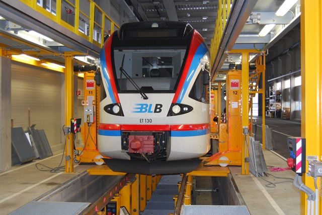 Bild: Testhebung FLIRT in Linz bei Westbahn
